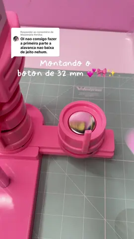 Respondendo a @Missionária Renilva A máquina de botons é maravilhosa  Mostrei no vídeo como é fácil usar o molde de 32 mm, encaixar as peças e prensar em segundos o boton já está prontinho! Ideal para lembrancinhas, brindes, escola, festas e até para vender no ateliê. Se você quer qualidade, praticidade e botons perfeitos sempre, clica no carrinho do TikTok Shop e garanta a sua! 🛒✨ #maquinadebotton #boton #TikTokShopBlackFridayBR #bottons #tiktokshop 