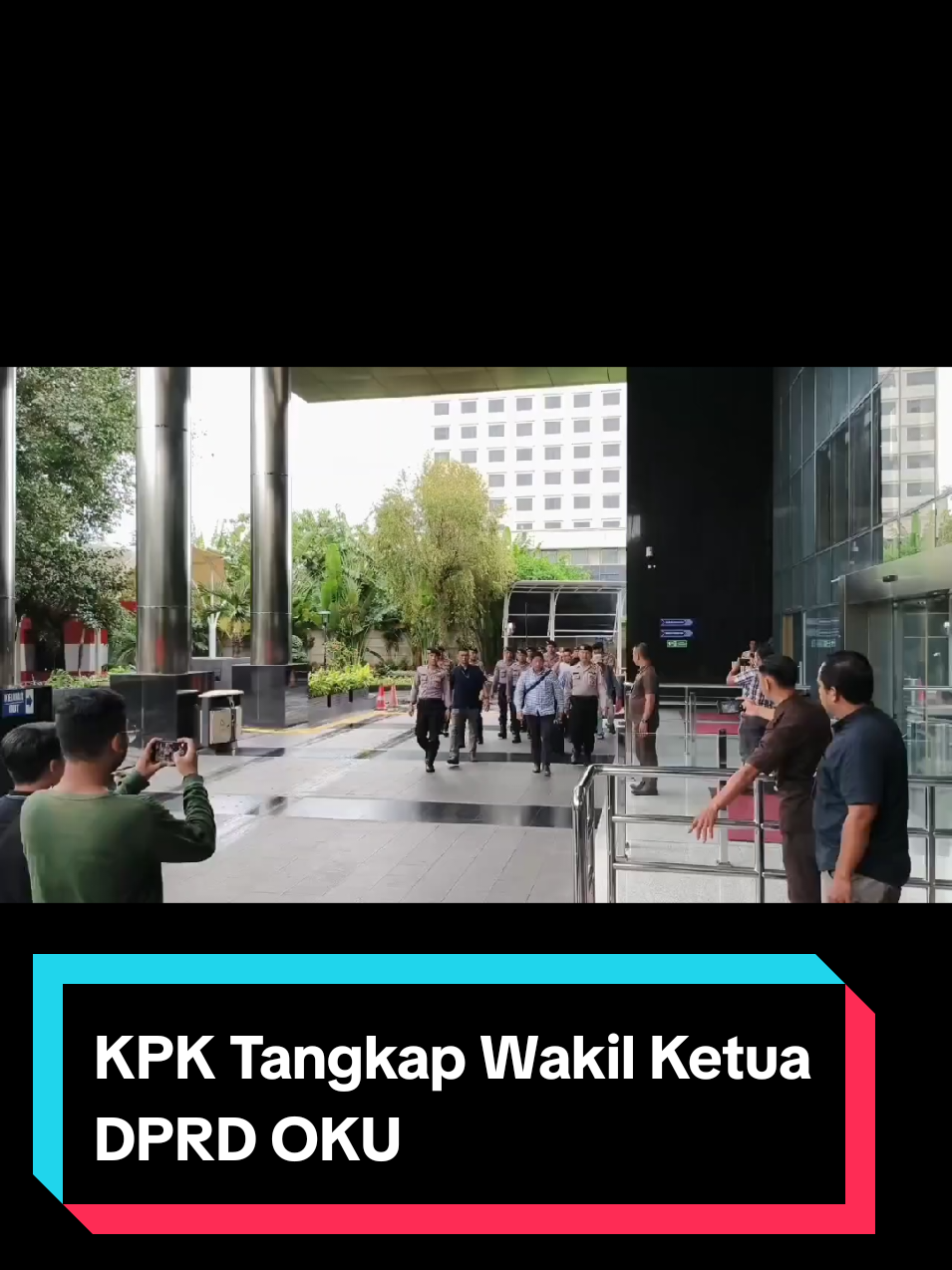 KPK Tangkap Wakil Ketua DPRD OKU, Digiring 11 Polisi Komisi Pemberantasan Korupsi (KPK) menangkap Wakil Ketua DPRD Kabupaten Ogan Komering Ulu (OKU) Parwanto untuk dilakukan pemeriksaan terkait kasus dugaan suap proyek di Dinas Pekerjaan Umum dan Penataan Ruang (PUPR). Dia merupakan salah satu dari empat tersangka baru dalam kasus ini. Ada sebelas orang polisi turut mendampingi penyidik KPK saat membawa anggota dewan dari Fraksi Partai Gerindra tersebut. Parwanto berjalan paling depan. Dari pantauan, Parwanto tiba di Gedung Merah Putih, Jakarta Selatan pada Kamis (20/11/2025) sekitar pukul 16.50 WIB. Berjalan paling depan, dia tampak mengenakan kemeja lengan panjang motif kotak-kotak warna biru. Dirinya juga tampak membawa tas selempang. Tak sendirian, di belakangnya tampak juga anggota DPRD OKU, Robi Vitergo. Dia memakai kemeja lengan pendek warna putih. Sempat pula dia mengacungkan jempolnya saat disapa awak media. Selain itu, ada dua pihak lainnya yang merupakan wiraswasta yakni Ahmat Toha alias Anang dan Mendra SB. Selanjutnya keempat orang tersebut naik ke lantai 2 untuk menjalani pemeriksaan. Sebelumnya, KPK memanggil Parwanto dkk untuk diperiksa terkait kasus suap yang telah menjerat enam orang tersangka ini. Jadwal pemeriksaan mereka untuk hari Kamis ini. 