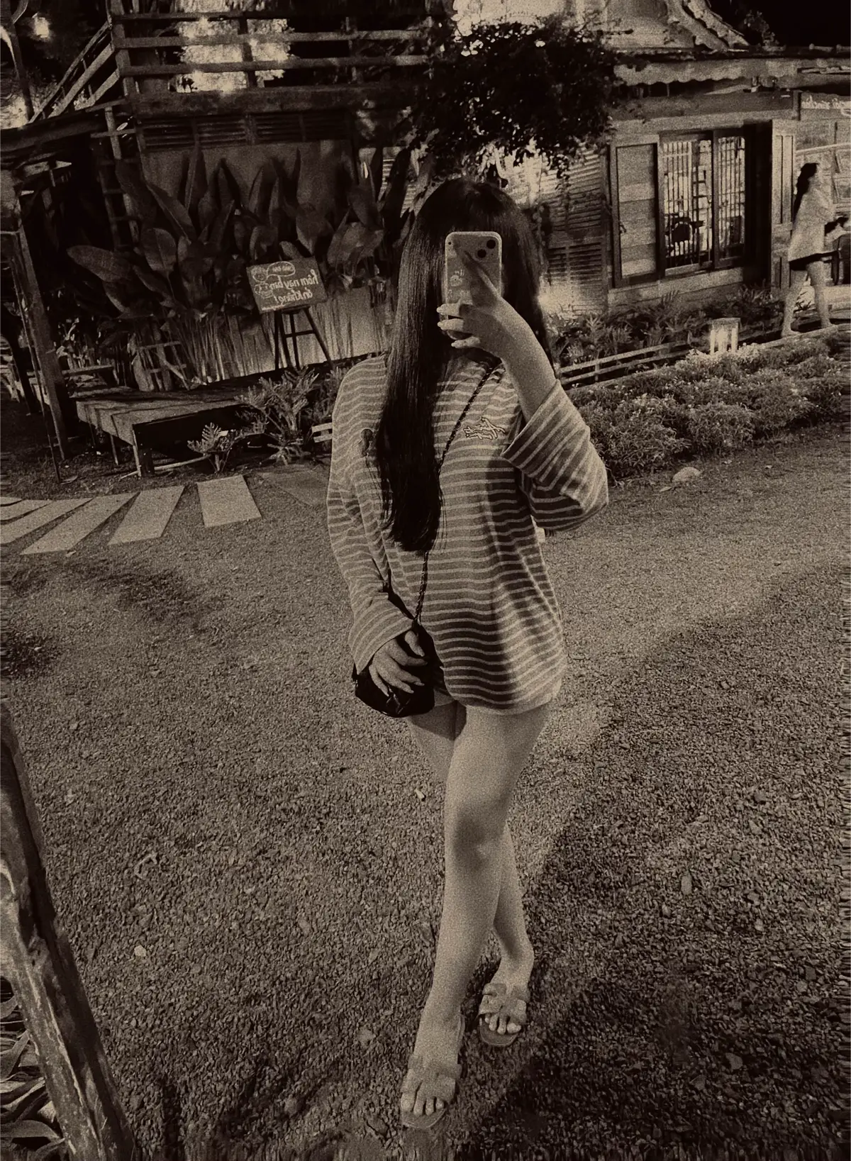 đàn ông chỉ có nghèo một lần, mới biết đầu là người phụ nữ yêu thương anh ta nhất. phụ nữ chỉ có xấu xí một lần, mới biết đầu là người đàn ông sẽ không rời bỏ cô ấy. suy cho cùng thứ mà thời gian lưu lại, vốn không phải tiền tài, không phải nhan sắc, mà chính là sự chân thành.