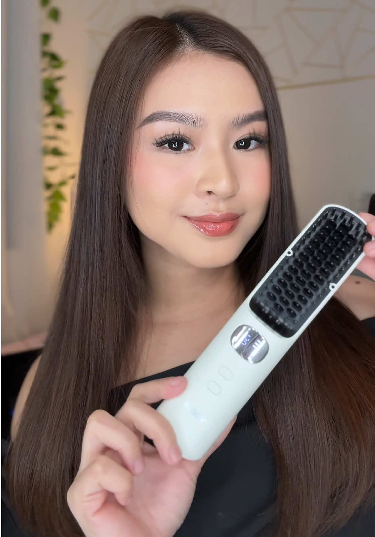Last-minute hair touch-up made easy with this portable straightener you can take anywhere! ✨ #yoole #hairstraightener #straigteninghair #hairstyle 