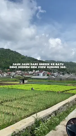 Jauh jauh dari Gresik Maen ke Kota Batu Demi View 360•⛰️🍏  Kalau cape cari penginapan, nginep di RedDoorz @SANS Hotels kamu bisa dapet pengalaman nginep yang super nyaman plus tempat aesthetic bikin betah banget! 😍 Siapa nih yang jadi pengen staycation di sini juga? 👇 Yuk, booking di aplikasi RedDoorz sekarang! @RedDoorz Indonesia  #redtravelers #BerkeSANS #reddoorz #reddoorzid #bukasemuapintu