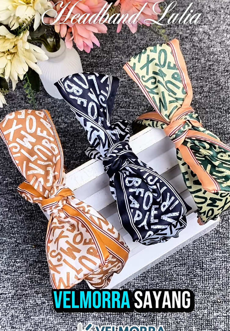 Makan siang bareng temen dengan look yang bikin terlihat fresh ? Bisa nih pakai “Headband Lulia” yang punya model pita unik bisa diatur juga 😍❤️  Tunggu apalagi yuk gercepin checkout sekarang sayang 🤗👇🏻  #hairaccessories #headband #accessories #hairstyles #brunch 