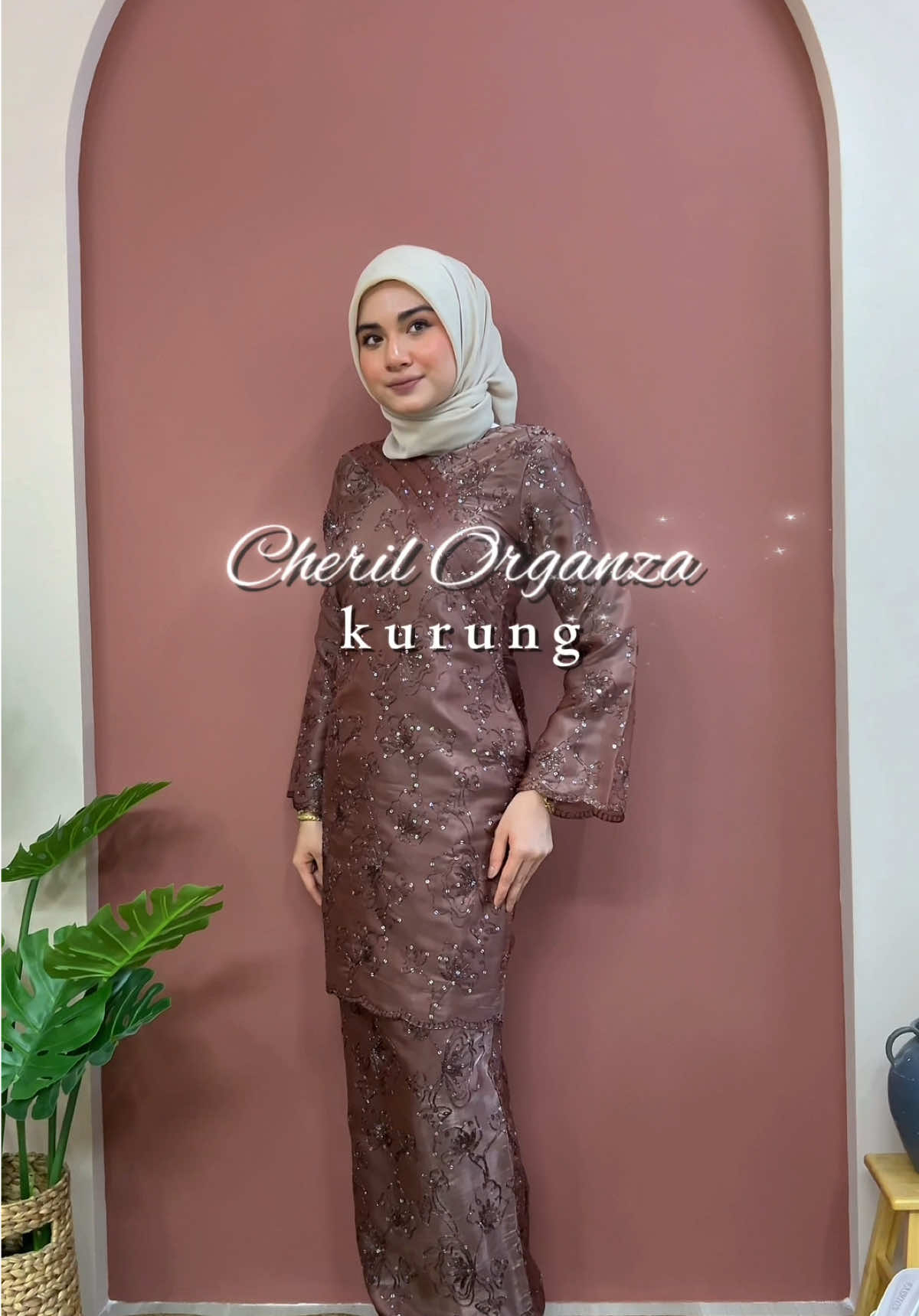 Haa korang dah decided ke belum nak grab warna apa untuk raya nanti?  Min belanja korang our hot selling item Cheril Organza in code color Rich Brown 🤎 barang panas ni sekali restock cepat je licin. Grab sekarang sementara kita tengah on LIVE ❤️‍🔥😱  #anorie #kurungorganza #raya2026 #convocation #fyp 