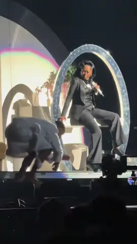 Muni Long puts on a steamy performance of “Hrs & Hrs” at the Brooklyn stop of Brandy & Monica’s The Boy Is Mine Tour tonight. #munilong #hrsandhrs #theboyismine #theboyisminetour #boyismine #boyisminetour #brandy #monica #rnb #live #concerts #music #brooklyn #newyork #nyc #barclayscenter 