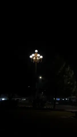 زندگی میں دو انسان صرف ایک بار ملتے ہیں، اور اگر وہ ایک دوسرے سے بچھڑ جائیں تو ان کا دوبارہ ملنا اکثر ناممکن سا ہو جاتا ہے۔ مگر سوال یہ ہے کہ تم جانتے بھی ہو ملنے اور بچھڑنے کا اصل مطلب کیا ہے؟ ملنا صرف آنکھوں کے سامنے آ جانا نہیں ہوتا، بلکہ روحوں کا جڑ جانا ہوتا ہے۔ اور بچھڑنا صرف جسموں کا فاصلے پر ہو جانا نہیں، بلکہ دل کی گہرائیوں میں ایسی خالی جگہ چھوڑ جانا ہے جو وقت گزرنے کے باوجود کبھی پر نہیں ہو پاتی۔ یہی ملنا اور یہی بچھڑنا انسان کو ہمیشہ کے لیے بدل دیتا ہے۔