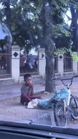 Alangkah malunya kita kadang lupa untuk menengadahkan tangan saat menyantap makanan di tempat yang nyaman. Video saya ambil tadi pagi di seputaran SP 5 Banda Aceh.