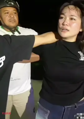 人们喜欢她对爱情的专一，好人也有老婆，坏人也有老婆，但这个老婆最合格能赢得这么多男人的喜欢，是因为在这个物欲横流薄情寡义的年代，她让我们看到了爱情最初的模样 突然想起了林徽因写的，“你若拥我入怀，疼我入骨，护我周全，我愿意蒙上双眼，不去分辨你是人是鬼”#柬埔寨劫囚女子为越南籍 #遇見她 #放過自己 #情感語錄 