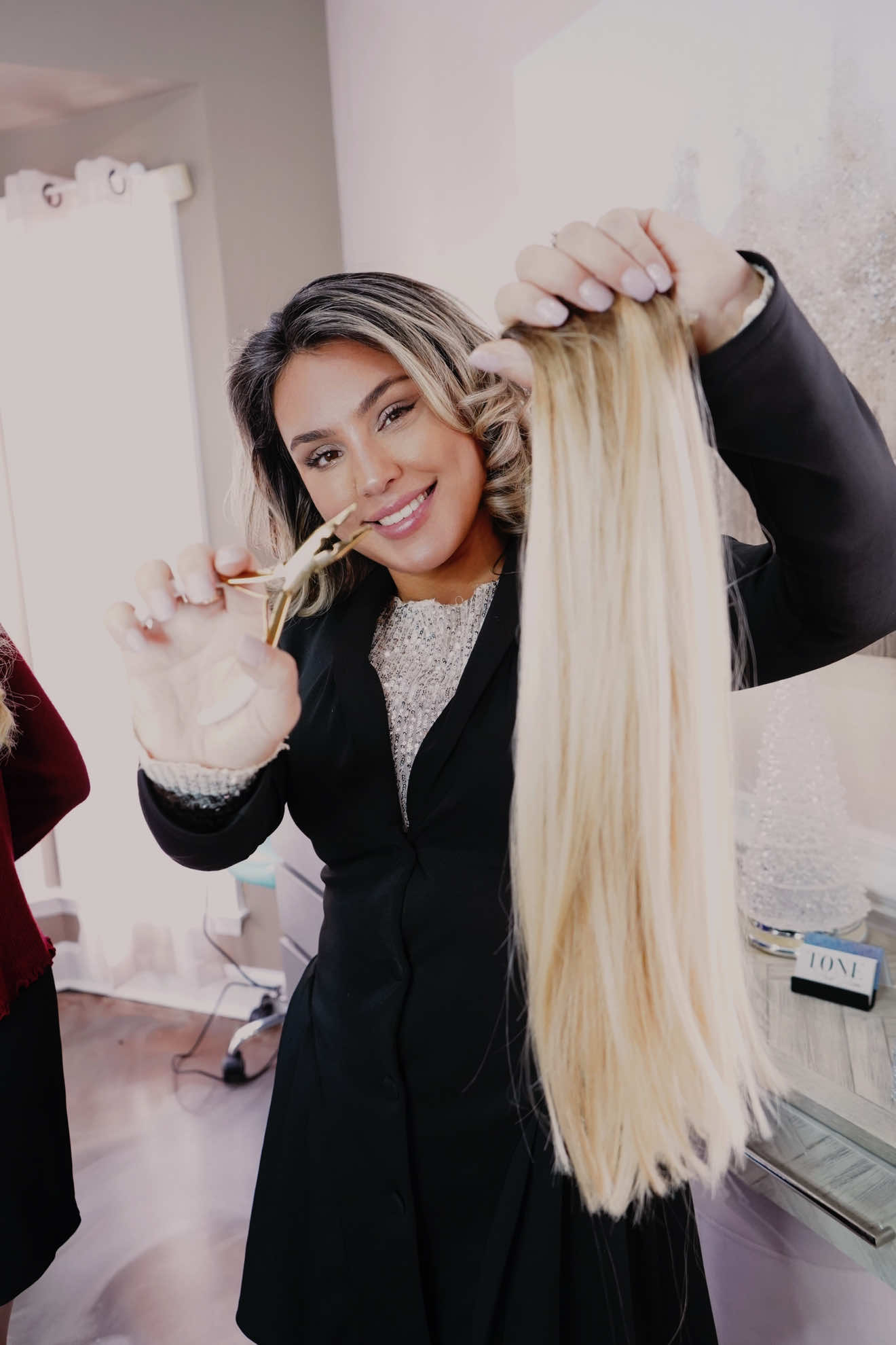 And they last 15 weeks without any slipping. That is why I earned a US patent on my extension method 🤌 I cut down time and created long lasting extensions. #swanmethod #hairextensions #haireducation #4k #hairtok 