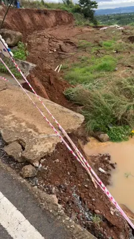Mình sống ở 1 vùng đất mà xưa h chưa bao h xảy ra thiên tai nặng nề!Mấy ngày gần đây mưa kéo dài cuốn đi hết 1khoảng sân vườn nhà cùng với con đường mà người dân chờ đợi biết lâu mới đi lại được hơn 1năm, cafe thì đang chuẩn bị vào mùa thu rộ, những vùng lân cận xả đập nên cũng ngập mênh mông biển nước r!Mình lưu lại đây để nhớ rằng những ngày tháng đó mẹ thiên nhiên cũng đã khắc nghiệt với vùng quê yên bình của mình như vậy đó!Ông nội mình bảo còn người là còn của thế nên mong mọi ng cũng bình an nhé! #Lamdong #thientai #satlo #caphe #nhatrendoi 