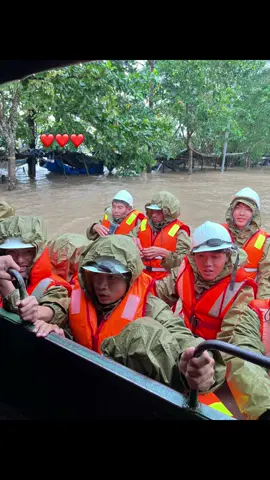 Bản lĩnh của người lính là những lúc như này. Cố gắng lên các đ/c💪💪 #xh #phuyen78 #cscđ_pk02 #lũlutmientrung 