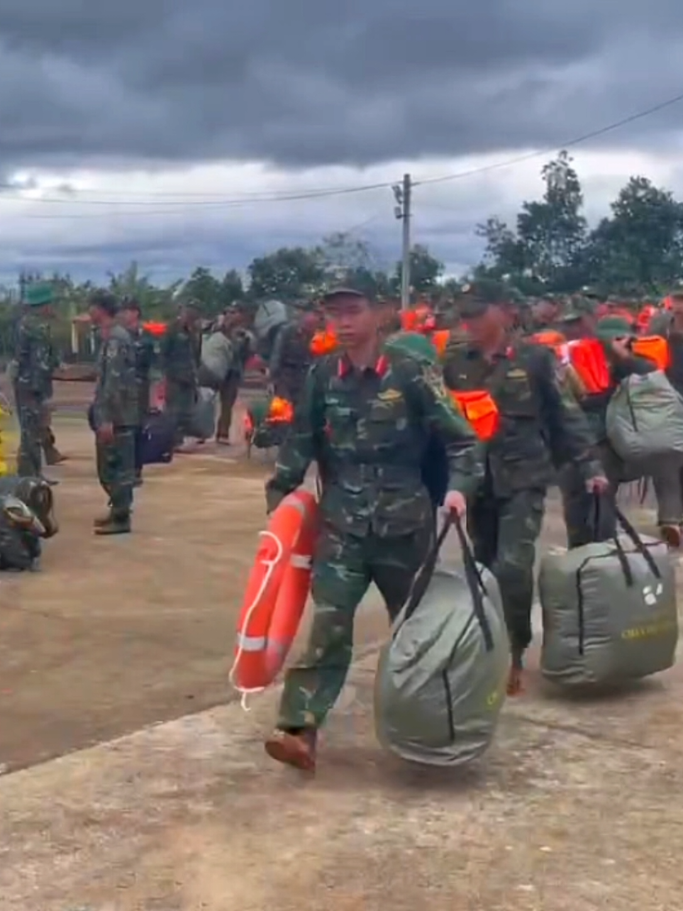 Các cán bộ, chiến sĩ Trung đoàn 584 nhanh chóng có mặt hỗ trợ bà con nhân dân vùng lũ 🇻🇳 #mientrung #lulut #daklak #phuyen #qdndvn 