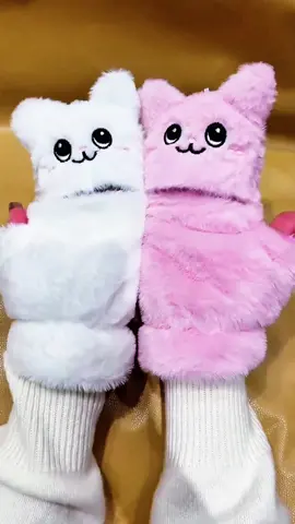 #fyp #gangtay Anh sẽ đeo găng tay trắng, còn em sẽ đeo găng tay hồng, như vậy chúng ta sẽ không bị lạnh vào mùa đông.