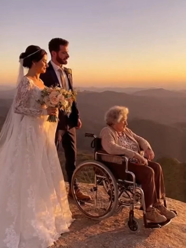 “Era pra ser só uma foto bonita… mas a vó decidiu acelerar o processo do almoço.” #reelsbrasil #humorbrasileiro #casamentobr #momentosreais #familiaéassim #videoengraçado #humorfamiliar #vózinharadical #casamentonamontanha #reelsviral #viralbrasil #trendbrasil #conteudododia #diversãoemfamilia #todosporela #comédialeve #ridiculamenteengraçado #bomhumorsempre