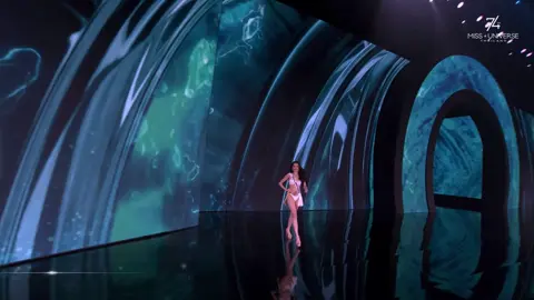 Ahtisa didn’t just walk the swimsuit round 💅 She activated it. Precision, heat, and Filipina finesse. 🔥✨ #MissUniverse #MissUniversePhilippines2025 #AhtisaManalo #AHTI5A #EmpirePh 