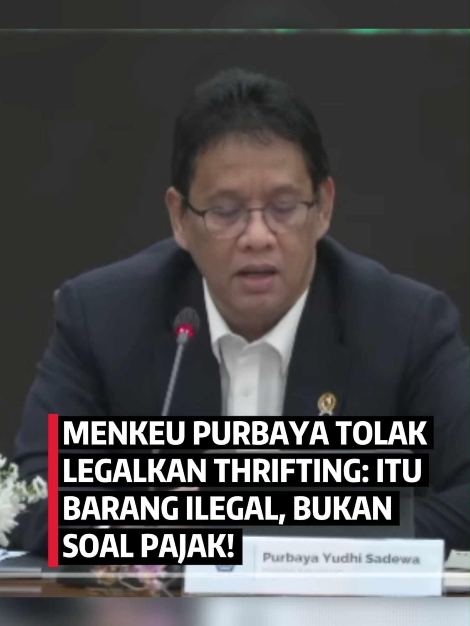 Menteri Keuanga, Purbaya Yudhi Sadewa menegaskan pemerintah tidak akan melegalkan perdagangan pakaian bekas impor atau thrifting, meskipun para pedagang siap membayar pajak atas aktivitas usahanya. Menurut Purbaya, persoalan thrifting bukan soal penerimaan negara, melainkan soal status hukumnya sebagai barang ilegal. 