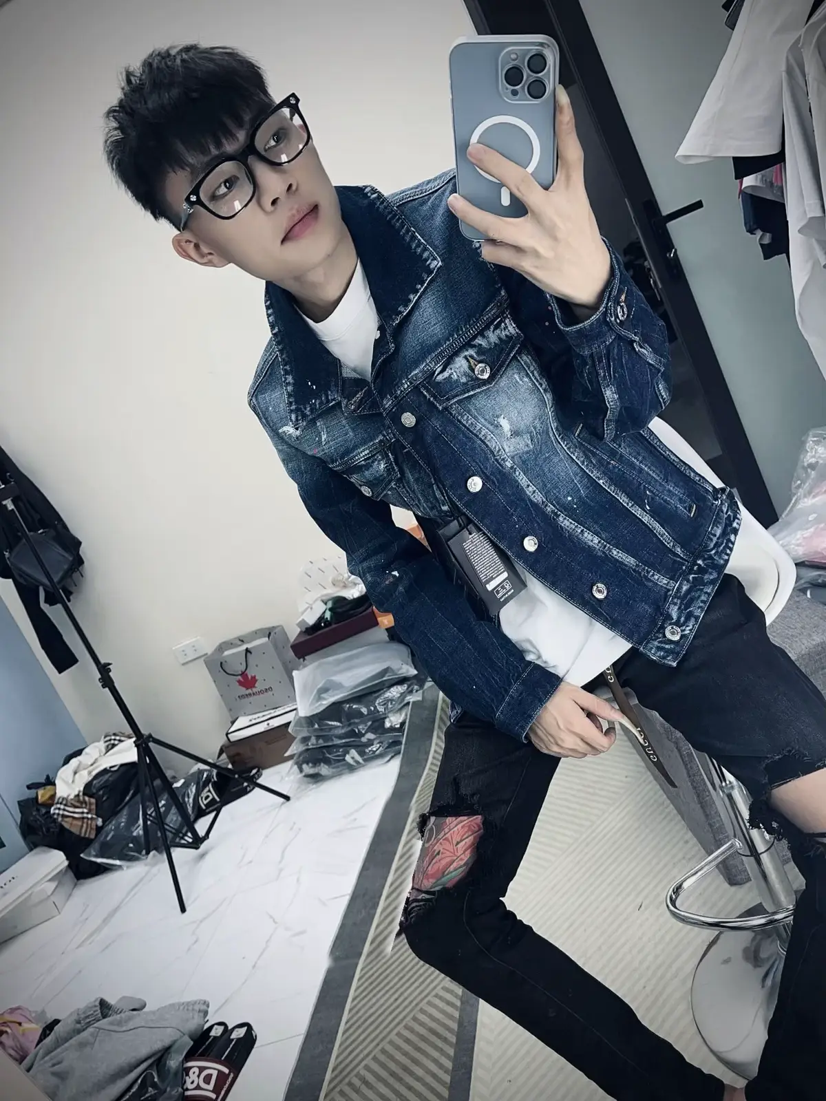 Nhục nhã lắm cái ngày tháng khổ sở đi chạy vay từng đồng lo trả nợ. Càng nghĩ càng uất hận bản thân, sao lại để mình rơi vào cơ sự như này. Nghiến răng mà chịu đựng, nuốt nước mắt vào trong mà cố gắng.