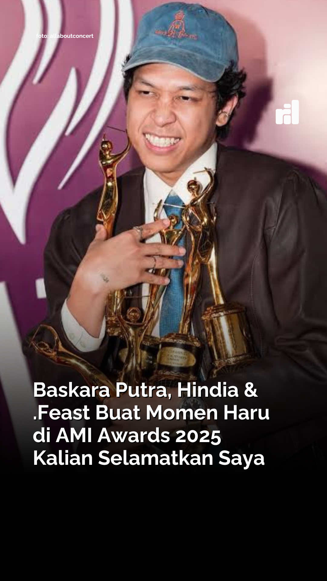Sebuah malam besar di AMI Awards 2025 berubah jadi momen yang bikin banyak orang terdiam. Baskara Putra—atau yang kita kenal sebagai Hindia—nggak cuma naik panggung buat ambil piala. Ia naik dengan cerita, dengan luka sejarah, dan dengan penghormatan yang dalam. Di depan ribuan pasang mata, Baskara mendedikasikan kemenangannya untuk Doves, ‘25 On Blank Canvas dan untuk seorang ibu yang selama puluhan tahun tak pernah berhenti mencari keadilan: Maria Catarina Sumarsih, ibu dari Wawan, mahasiswa Atma Jaya yang gugur pada Tragedi Semanggi I. Dan ketika Baskara bilang, “Kalian bilang musik saya menyelamatkan kalian? Salah. Kalian yang menyelamatkan saya,” — kalimat itu seperti menampar lembut siapa pun yang mendengarnya. Karena di balik karya dan panggung megah, ada hubungan antara musisi dan pendengarnya yang jauh lebih manusiawi dari sekadar lagu. Lewat album terbarunya, Baskara mengangkat kisah-kisah perjuangan 1998—orang-orang yang kehilangan, orang-orang yang bertahan, orang-orang yang terus menyalakan harapan meski dunia terasa gelap. Dan malam itu, panggung AMI bukan cuma soal kemenangan musik. Tapi soal mengingat, menghormati, dan memberi ruang bagi cerita yang tak boleh hilang. Baskara menutup malam dengan total lima piala, tapi yang paling berat bukan pialanya—melainkan makna yang ia bawa bersama kemenangan itu. Kadang, musik bukan cuma untuk didengar. Tapi untuk membuat kita ingat… bahwa perjuangan belum selesai. Dan harapan tetap harus dijaga. Terima kasih, Baskara. Untuk karya, untuk keberanian, untuk cerita yang akhirnya mendapat panggungnya. Dan untuk semua ibu, termasuk Bu Sumarsih—semoga suaramu selalu sampai. #Hindia #BaskaraPutra #AMI2025 #Doves25OnBlankCanvas #Sumarsih  