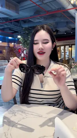 Phong cách cùng với em kính râm đen sang trọng này. 