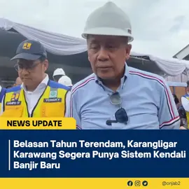 KARAWANG– Banjir yang kembali melanda wilayah Karangligar dan sekitarnya menjelang akhir tahun diharapkan menjadi kejadian terakhir setelah proyek pembangunan dua pintu air yang bermuara ke Sungai Cibeet dan Citarum dikebut penyelesaiannya. Harapan itu disampaikan Wakil Ketua DPR RI, Saan Mustopa, saat meninjau langsung proyek solusi permanen banjir tahunan di Kecamatan Telukjambe Barat, Kamis pagi (20/11/2025). Saan menegaskan bahwa dengan alokasi anggaran sekitar Rp100 miliar pembangunan pintu air ini harus benar-benar menjadi solusi jangka panjang. Ia mengingatkan agar infrastruktur tersebut tidak cepat rusak dan tidak lagi menjadi titik pengeluaran anggaran rutin setiap tahun. “Dampak banjir langganan di Karangligar sudah hampir 20 tahun. Ini memengaruhi program prioritas pemerintahan Presiden Prabowo Subianto, khususnya di bidang ketahanan pangan,” ujar Saan. Menurutnya, hampir 160 hektare sawah di wilayah tersebut setiap tahun terendam banjir, mengganggu produksi pangan dan upaya mencapai swasembada beras nasional. “Kalau banjir ini bisa diselesaikan, pemerintah bukan hanya melindungi masyarakat, tapi juga memperkuat ketahanan pangan. Apa yang kita lakukan hari ini harus benar-benar tuntas,” tegasnya kepada awak media. Dalam kunjungan tersebut, Saan didampingi rombongan Komisi V DPR RI, pejabat tinggi Kementerian PUPR, BBWS Citarum, dan PJT II, serta Wakil Bupati Karawang Maslani. Ia juga menilai masyarakat Karangligar sudah sangat terlatih menghadapi banjir akibat tingginya curah hujan. Warga disebut sudah memahami kapan harus mengevakuasi diri dan menyiapkan kebutuhan darurat.(Red) #karangligar  #karanglinggarkarawang 