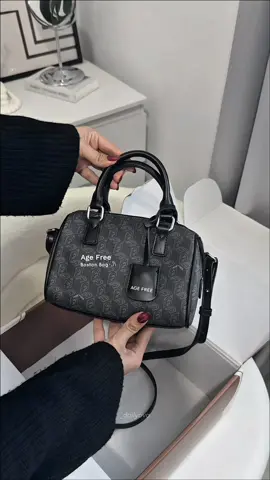 Cantik bgt hitamnya 😍🩶 #taswanita #agefree #bostonbag #handbag #slingbag 