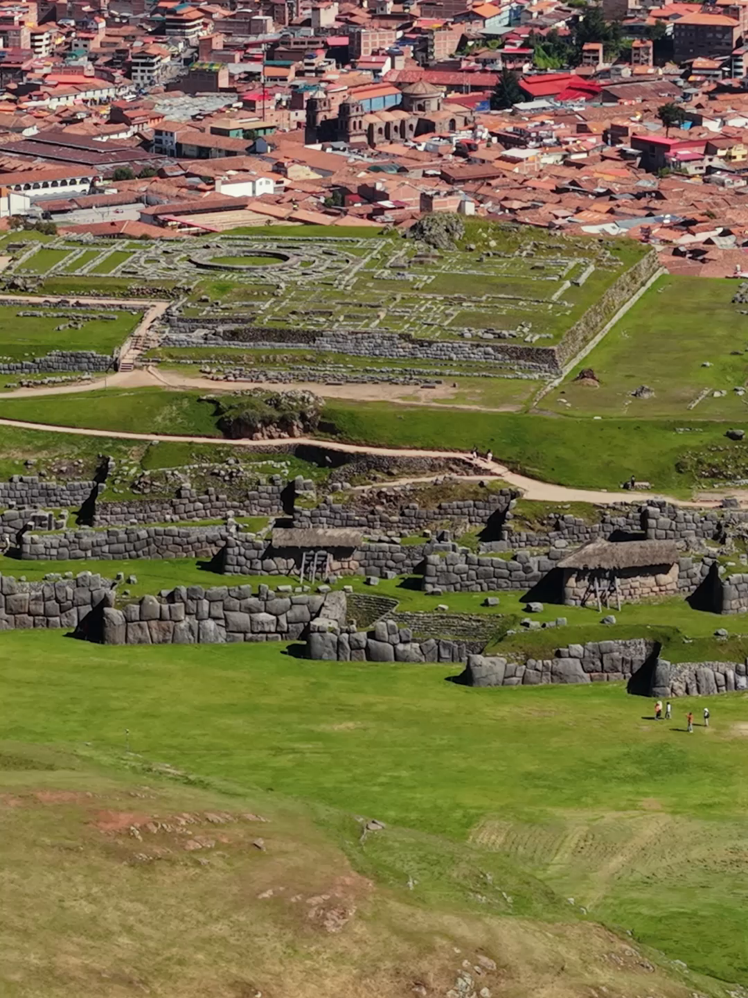 Sacsayhuamán es una imponente fortaleza inca ubicada en la parte alta de Cusco, famosa por sus enormes muros construidos con gigantescos bloques de piedra encajados con gran precisión. Fue un centro ceremonial y militar que destacaba por su arquitectura monumental y su vista estratégica sobre la ciudad. Sus tres murallas en zigzag, las amplias explanadas y los sectores de culto muestran el alto nivel de ingeniería inca. Hoy es uno de los principales símbolos del poderío y la grandeza del Tahuantinsuyo.
