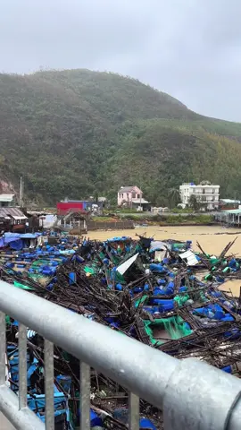 Bão lũ vào thì nhà nào có nhà thì bay mái , nhà nào có tôm có cá thì đi hết . #phuyen 