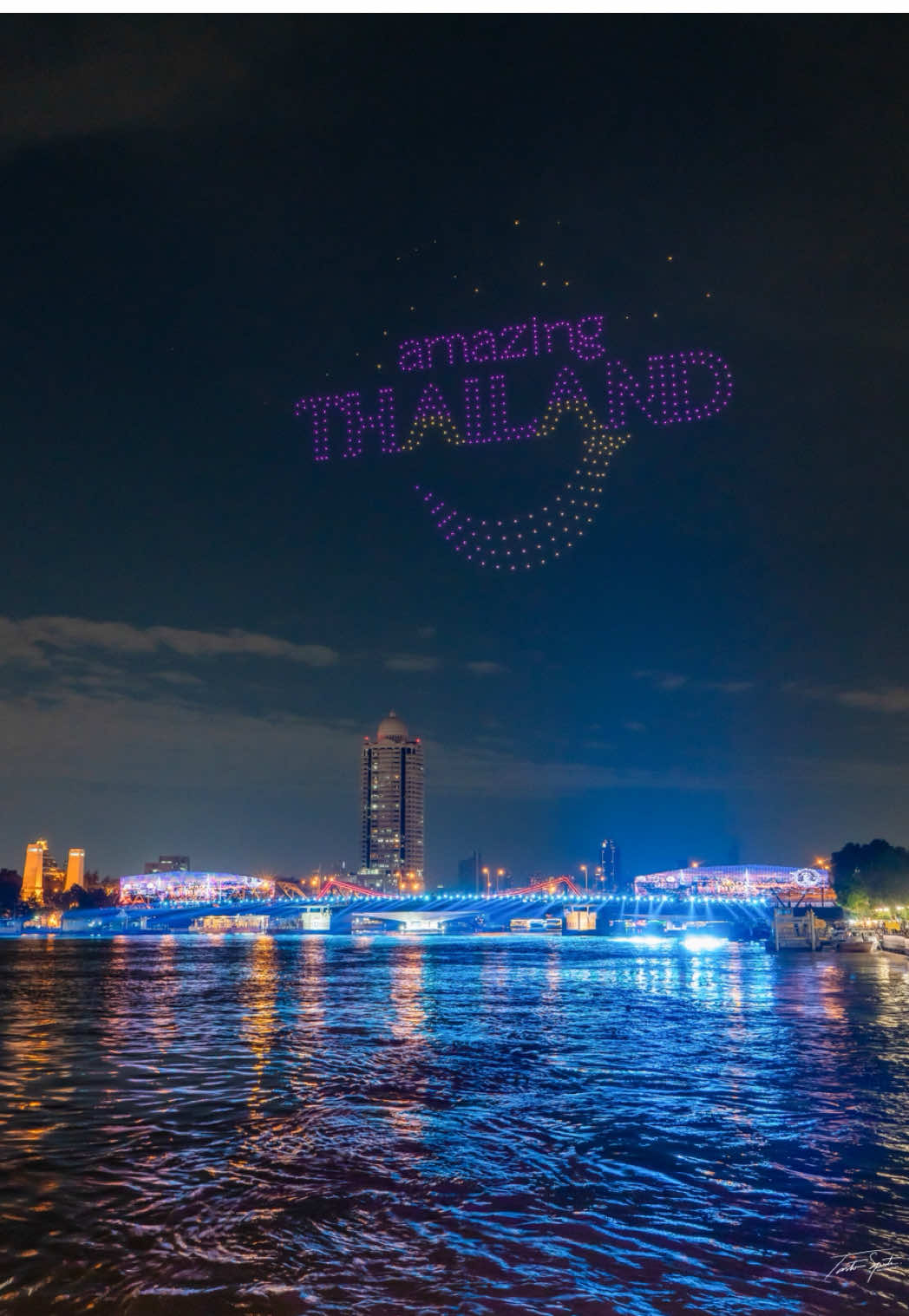 แสงแห่งสยาม... แสงแห่งความรักและศรัทธาภาพบรรยากาศประทับใจในการแสดงโดรนสุดตระการตาเหนือเจ้าพระยา ที่จัดแสดงภายใต้แนวคิด “แสงแห่งสยามแม่ของแห่งแผ่นดิน” ในค่ำคืนที่เปล่งประกายเพื่อแม่ของแผ่นดิน 💫 ​ 📍 บริเวณริมสองฝั่งแม่น้ำเจ้าพระยา (สะพานพระราม 8 - สะพานพระราม 3) กรุงเทพมหานคร ​  🗓️ 9 พฤศจิกายน – 23 ธันวาคม 2568 ⏱️ 18.00 น. - 22.00 น. @Amazing_Thailand  . “Light of Siam… the Light of Love and Faith” A heart-touching atmosphere from the spectacular drone show above the Chao Phraya River, presented under the concept “Light of Siam – Mother of the Land.” A radiant night dedicated to honoring the Mother of the Nation. 💫 📍 Along both sides of the Chao Phraya River (From Rama VIII Bridge to Rama III Bridge), Bangkok 🗓️ 9 November – 23 December 2025 ⏱️ 6:00 PM – 10:00 PM #VijitChaoPhraya  #วิจิตรเจ้าพระยา #ริมเจ้าพระยา #เจ้าพระยา     