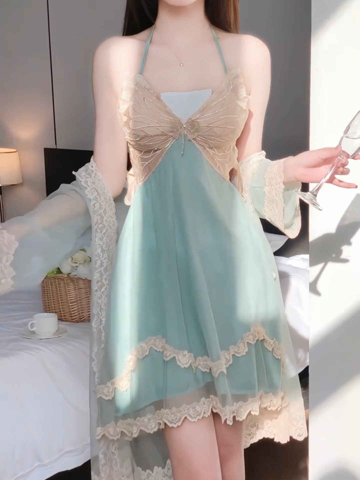 Gợi cảm vừa đủ, sang chảnh tuyệt đối. #vaynguquangchau #vaynguxinh #vayxinh #thoitrangnu #donguquangchau