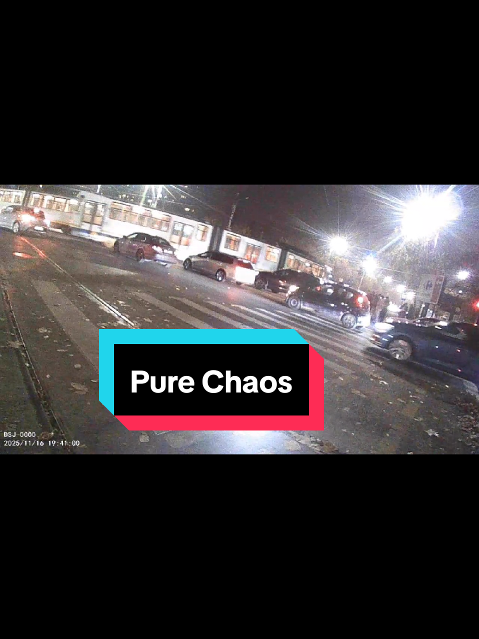 Bine, mai puțin pietonii, dar și acolo a fost verde cam 10 secunde.... #semafoare #verde #Toti #hackerii #parklake @politiarutiera.ro 