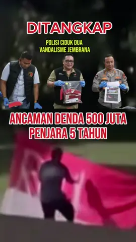 Denda 500 Juta dan Penjara 5 Tahun: Dua Pelaku Vandalisme Merah Putih di Jembrana Ditangkap di BADUNG DAN DENPASAR Dua pelaku vandalisme bendera Merah Putih di Jembrana berhasil ditangkap kurang dari empat jam oleh tim gabungan Polda Bali dan Polres Jembrana.  Mereka ditangkap di kawasan Jimbaran, Badung, dan Pemogan, Denpasar, tidak lama setelah aksi perusakan terjadi pada Selasa malam, 18 November 2025. Pelaku berinisial KAKP (25) dan KAC (24), keduanya warga Jembrana, kini ditahan di Rutan Polda Bali.  Keduanya dijerat Pasal 66 Jo. Pasal 24 huruf A UU 24/2009 dengan ancaman lima tahun penjara dan denda hingga Rp500 juta. Direskrimum Polda Bali, Kombes Pol I Gede Adhi Mulyawarman, menjelaskan bahwa kedua pelaku mengaku tidak sadar atas perbuatannya karena terpengaruh minuman beralkohol.  Mereka juga sempat terprovokasi setelah melihat unggahan tentang pembahasan RKUHAP di akun Instagram. Barang bukti yang diamankan antara lain satu bendera Merah Putih, satu kaleng cat pilox warna silver, satu unit motor Honda Scoopy, dan dua telepon genggam. SELENGKAPNYA BACA ARTIKEL DI SERANUSA.COM  video Polda Bali #vandalisme #coretbendera #pemudavandalisme #vandalismemerahputih #benderamerahputih #poldabali #polresjembrana #bali #badung #denpasar #jimbaran #pemogan 