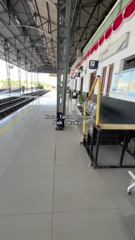 Taksaka 🤤 pengen naik tapi ga berhenti di Cikampek 😮‍💨 #taksaka #keretaapiindonesia #railfansindonesia #fypageシ #keretaapi @KAI121 