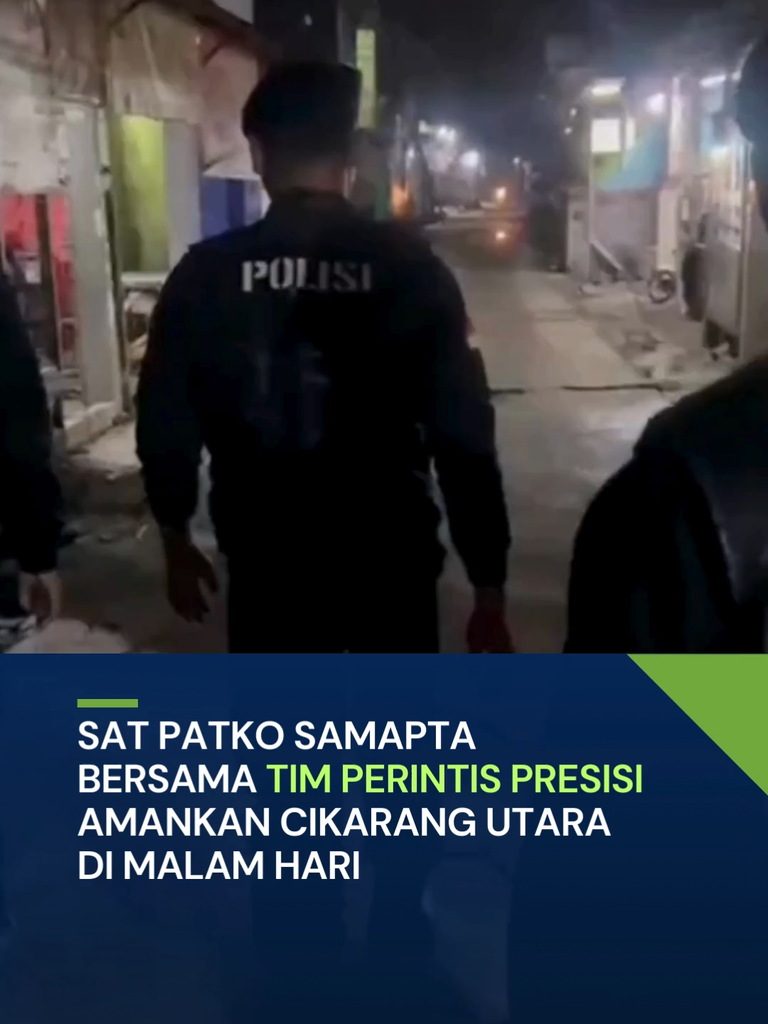 Polres Metro Bekasi kembali mengintensifkan patroli jalan kaki sebagai upaya mengantisipasi kejahatan jalanan dan menjaga stabilitas kamtibmas di wilayah hukum Cikarang Utara, Kamis (20/11/2025) malam. Kegiatan ini dipimpin oleh personel Unit Patko Samapta bersama Tim Perintis Presisi yang menyisir kawasan Jalan Raya Pasir Gombong mulai pukul 23.00 WIB. Patroli malam tersebut dilakukan untuk memastikan situasi tetap aman, khususnya di jalur yang menjadi pusat aktivitas masyarakat dan rawan tindak kriminal. Para personel menyapa warga, berdialog langsung, serta memberikan imbauan kamtibmas mengenai pentingnya kewaspadaan terhadap curanmor, pecah kaca mobil, tawuran, penculikan anak, begal tas, hingga modus penipuan dan hipnotis. Kapolres Metro Bekasi KBP Mustofa, S.I.K., M.H. menyampaikan bahwa kepolisian berkomitmen menjaga keamanan publik melalui patroli rutin dan kehadiran polisi di tengah masyarakat. “Kami memastikan masyarakat mendapatkan rasa aman. Preventif adalah langkah utama kami untuk menekan potensi kejahatan,” ujarnya. Hingga patroli selesai, situasi di lokasi terpantau aman, lancar, dan kondusif tanpa adanya gangguan menonjol. Patroli ini sekaligus menjadi bukti bahwa Polres Metro Bekasi terus hadir memberi perlindungan maksimal bagi masyarakat, terutama pada jam-jam rawan malam hari. @listyosigitprabowo @polisi_indonesia @divisihumaspolri @kapoldametrojaya @poldametrojaya @humaspmj.official @kapolres.bekasikabupaten @dedimulyadi71 @mustofa99ed @ditsamaptapmj @anggariyanti_ @ade_kuswara_kunang @bhayangkari_pc_metrobekasi_mj @bhayangkari_metrojaya @mataemak @kapoldametrojaya @divisihumaspolri @buher2000 @adeary_millcop @spripim.polri @poldametrojaya @ditbinmas.pmj @dekanantopurwono @tmcpoldametro @polantascikarang @mustofa99ed @apri_fajar @mpambarita  #PolresMetroBekasi #PatroliMalam #Kamtibmas #CikarangUtara #PerintisPresisi #SamaptaPolri #BekasiTerkini #BeritaBekasi #KeamananPublik #PolriPresisi