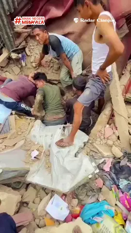 Tepat hari ini, 21 November 2022-21 November 2025  terjadinya gempa di Cianjur yang menelan korban cukup banyak. 21 November 2022 — Cianjur menangis, namun dari puing-puing itu kita belajar berdiri kembali. Luka itu masih ada, tetapi semangat kita lebih kuat dari gempa yang mengguncang. Kenangan yang tidak pernah benar-benar hilang: suara runtuhan, jeritan, dan doa yang saling bersahutan. Cianjur bangkit karena kita saling menggenggam. #radarcianjur 