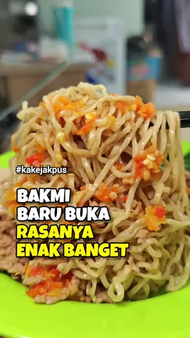 Bakmi Baru Buka Rasanya Enak Banget! Bakmi ini baru buka beberapa bulan tapi gw yakin kebanyakan orang pasti cocok sama rasanya. Teksturnya mienya mirip Bakmi Aliang tapi lebih premium. Rasanya sedikit manis karena ada tambahan sedikit kecap dan gurih dari minyak babi. Tempatnya juga bersih dan vibesnya vintage.  📍 Bakmi Enak 999 Jalan Gatep No. 10, Mangga Dua Sel., Sawah Besar Jakarta Pusat ⏰ 08.00-15.00, Senin Libur 💸 Bakmi Campur 28K, Bakmi + Pangsit/Bakso 36K ⚠️ Kuliner Babi #bakmienak999 #kulinerpangjay #kulinermanggadua #kulinerjakarta #bakmijakarta 