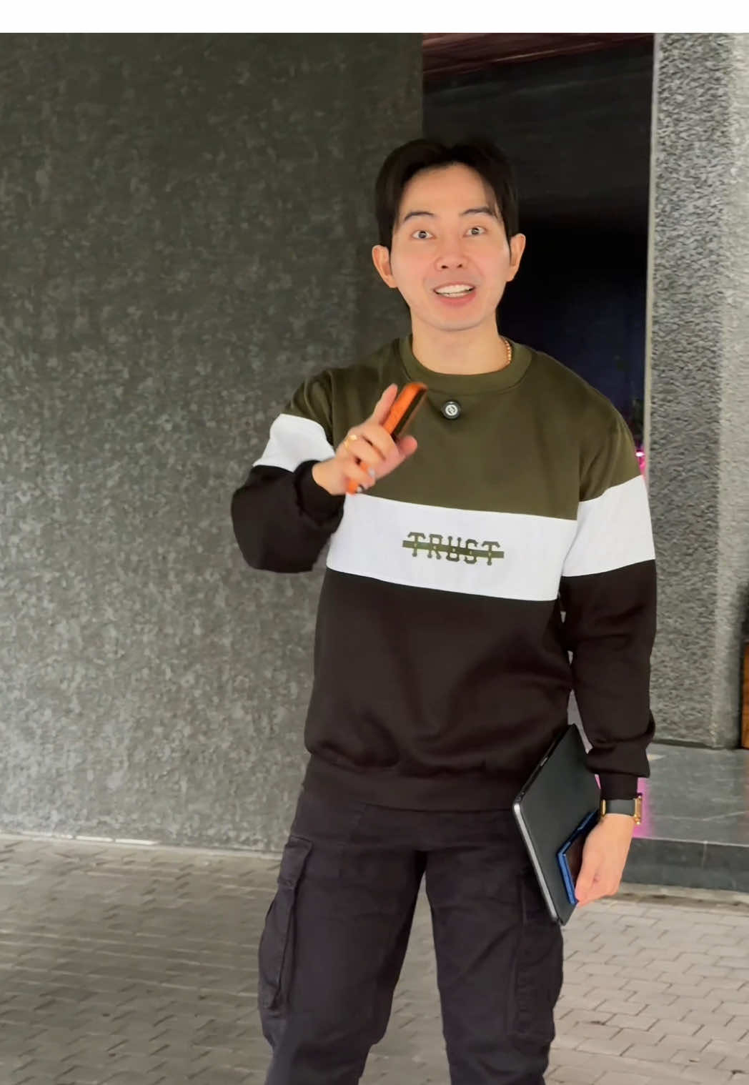 Aku pake sweater unisex. Bahan fleece tebal, lembut dan adem bikin nyaman dipakai harian 