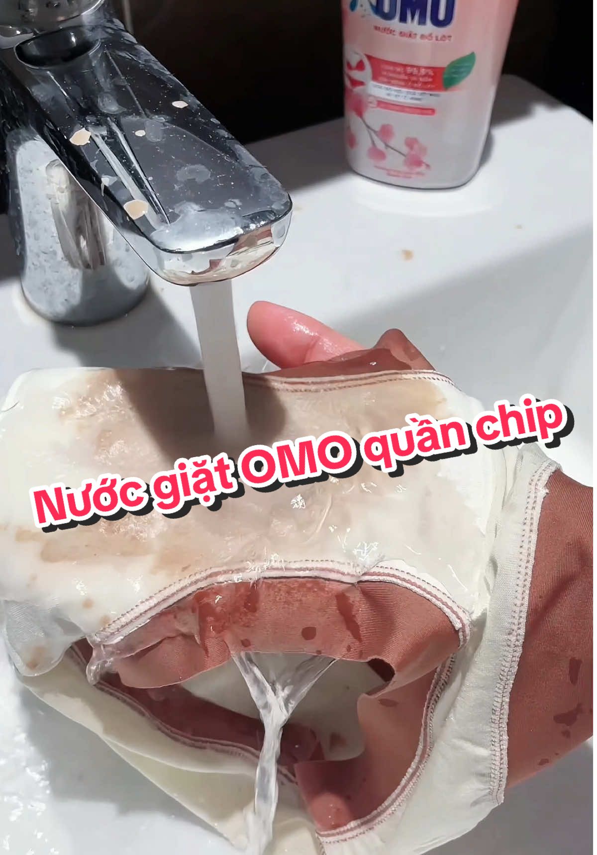 Tui nói thật, đừng bao giờ giặt chung quần chip với quần áo thường 😭 Nhất là mấy ngày “rớt dâu”, đũng quần dễ dính vết bẩn — giặt chung không chỉ không sạch, mà vi khuẩn còn lây lan sang áo quần khác nữa đó! Mà giặt riêng thì cũng phải có “vũ khí riêng” nha. Từ ngày dùng nước giặt đồ lót OMO hoa anh đào, tui mới thấy “vùng kín” của mình được chăm đúng cách thật sự 💧#hangledoxinhmee #hoptaccungunilever #CleanTok #LifeHack #cleaninghack 