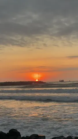 Theo bạn Hoàng Hôn hay Bình Minh đẹp. Còn mình thích sự kết thúc đẹp hơn là bắt đầu ❤️ #binhminh #biển 