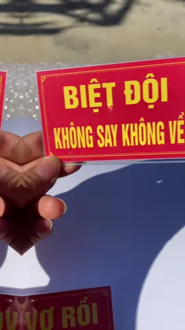 thẻ cài ngực đi ăn đám cưới. #khongsaykhongve😜 #truongbantiepruou #thecainguc #thedeobantochuc #thedeobangten 