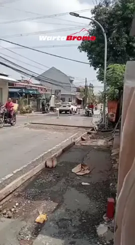 Kejadian terjadi di jalan raya Dusun Sumbertumpuk - Gunung Gangsir Beji Kabupaten  Pasuruan Jawa Timur, Kamis (20/11/2025). Awalnya bapaknya melewati jalur yang kering belum di cor tetapi kebablasan ke area yang basah. Sabar ya Bu, Kadang lelaki memang jarang bercerita tau tau kebablas kecelep 😭!  🎥 : Istimewa by Nizar Setiawan  #jalancor #jalanbasahcor #sumbertumpuk 