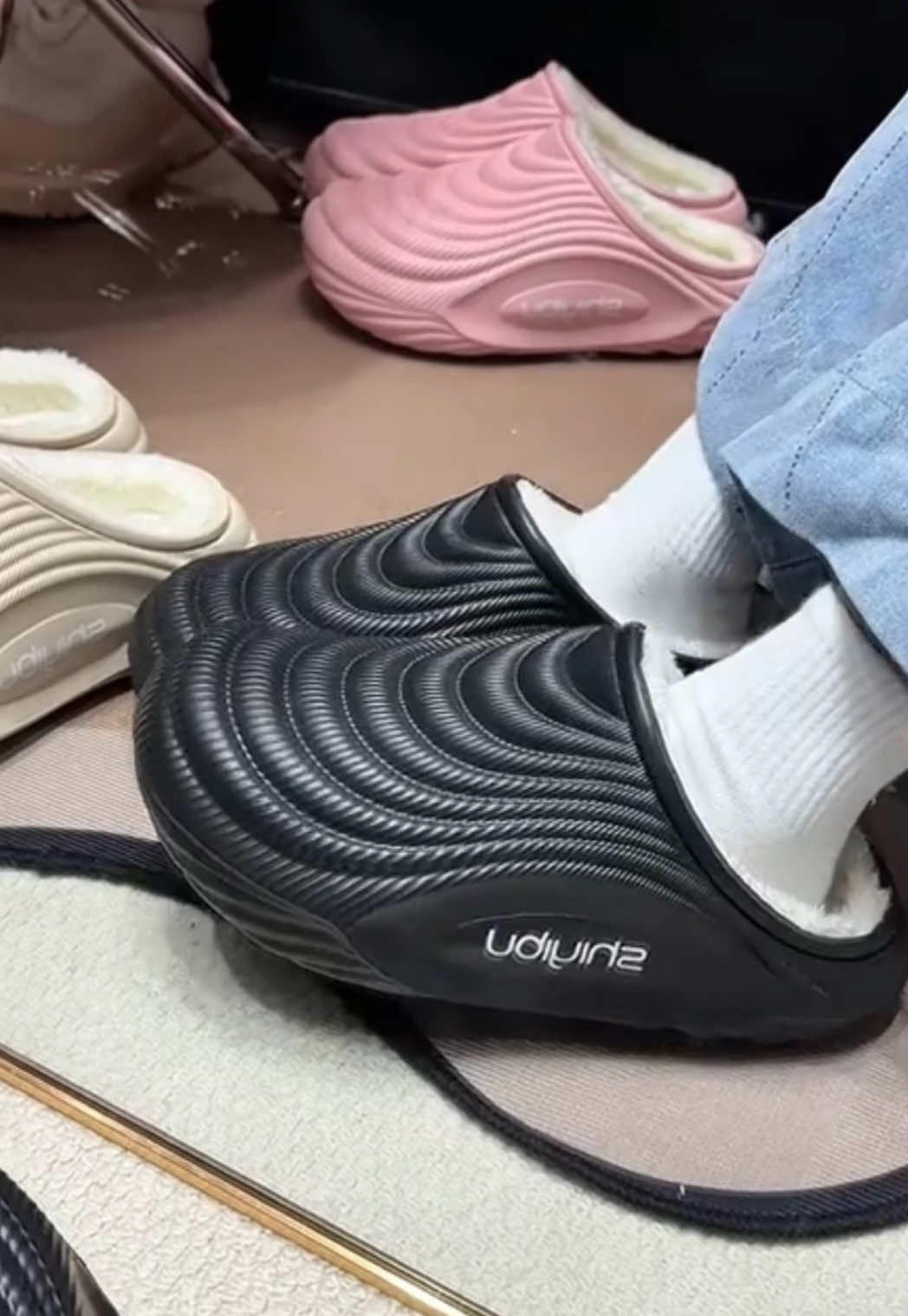 Dép sục lông phiên bản vân sóng chống nước tốt#depsuclong #sucnamnu #sucthoitrang #depsuc #sucnuxinh 