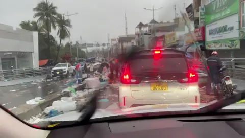 😭 NHA TRANG mình ơi 😭... 08:15 , ngày 21 / 11 / 2025 tại Vành đai Cầu vượt Ngọc Hội => Rẽ trái đường 23 / 10 hướng về DIÊN KHÁNH ... Nhưng chỉ đến đoạn Phú Nông => Là Tắt đường vì còn ngập nước nghen bà con ơi 😍😭😭#NhaTrang #Mưa #Ngập #Lụt 