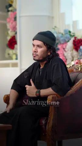 Belajar percaya pada Allah dan takdir, itu salah satu obat paling menenangkan✨  〰️〰️〰️〰️〰️〰️〰️〰️〰️〰️〰️〰️〰️〰️〰️ Jadwal sharing time UHA insyaallah: 23 November: PALEMBANG 7 Desember: MAKASSAR 21 Desember: PADANG 18 Januari: PONTIANAK 25 Januari: KENDARI Cara daftarnya di website ➡️ sharingtimeuha.com 😊 #sharingtime #hananattaki #ayahamanah #kendari #makassar