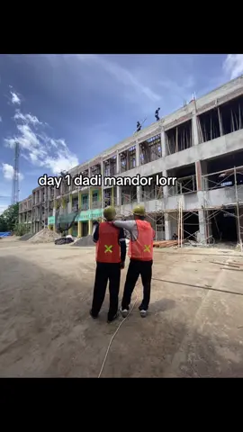 mandor mah kuat😇 #mandor #bangunan #sekolah #smkbisa 