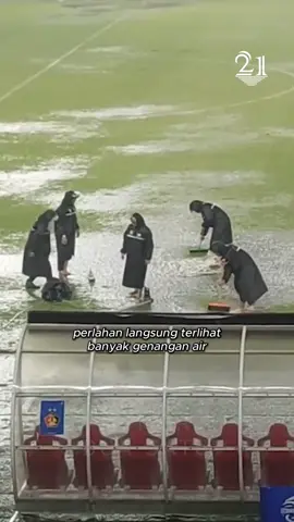 Katanya Standar FIFA, Tapi Kok Stadionnya Begini?! 👀 #nomor21 #stadion #stadionmanahan #manahansolo #banjir #persija #persijajakarta #solo #persik #superleague #serunyaditiktok