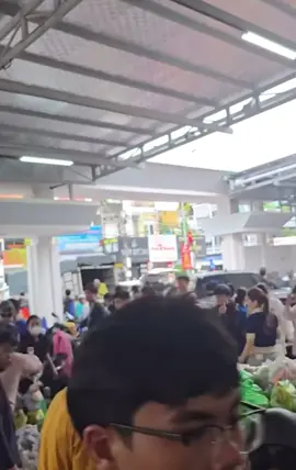 Những túi hàng đang tập kết và sẽ trao đến sớm bà con vùng lũ Nha Trang! Hiện tại nước đã bắt đầu rút, đội cứu hộ cũng đang chuyển đồ ăn tới những khu vực ngập sâu. 📍 Điểm tiếp nhận: Sở PCCC – 233 Ngô Gia Tự (Nha Trang) Tại đây có các team phân chia và chuyển đến từng khu nên mọi người yên tâm nhé. 👉 Anh chị em ở Nha Trang nếu muốn hỗ trợ, có thể đóng góp quần áo, đồ khô, sữa, bỉm cho em bé, dầu gió, thuốc hạ sốt,…