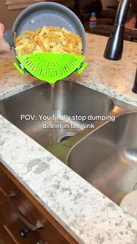 The easiest way to drain pasta or veggies without burning your hands. This clip-on strainer is a game changer. #kitchengadgets #kitchenmusthaves #homecooking #cookingtips #pastahacks clip-on strainer silicone strainer pasta strainer vegetable strainer kitchen gadget kitchen tool cooking helper pot strainer snap-on strainer kitchen must have easy draining kitchen hack