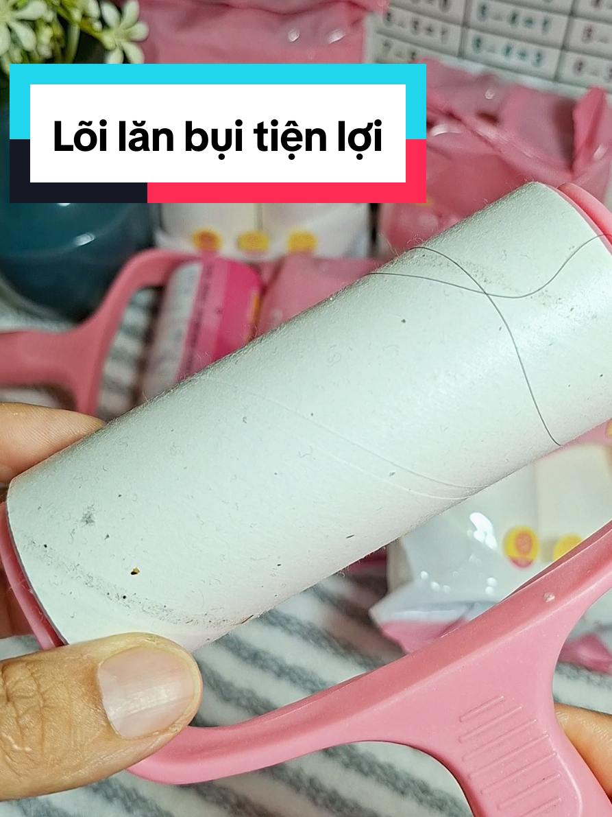 Nhờ có cây lăn bụi mà giường gối sạch hẳn,chân aid cho các mẹ bận rộn đây rồi.#loilanbui#loilanbuiquanao#loilanbuithaythe#giadungnhatram88#giadungtienich 