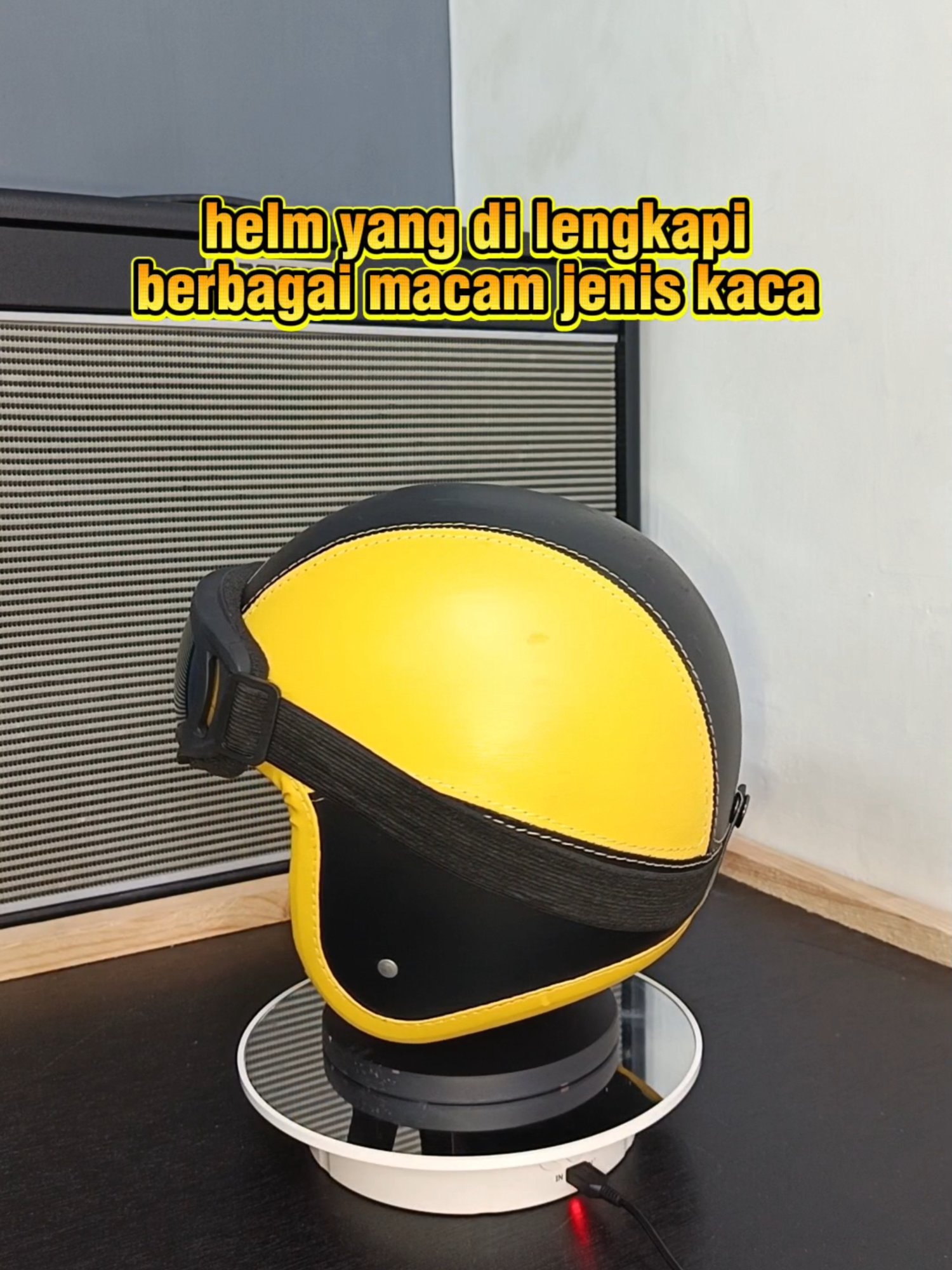 Paling Stand Out & Aman di Jalan! ⚠️ Tahu nggak Bun? Warna Kuning Cerah itu paling mudah terlihat oleh pengendara lain, lho! Jadi selain bikin si Kecil tampil keren dengan kombinasi hitam yang garang, helm ini juga nambah poin safety-nya. Pilihan cerdas untuk Bunda yang peduli keselamatan dan gaya! #helm #HelmRetro #viral #affiliatetiktok #rafifhelmetstore #helmet #joykidz #joyfulriding #joykidzhelmet #helmanak #helmbogo
