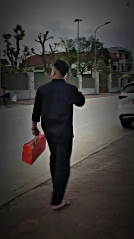 “Có lẽ đến một độ tuổi nào đó, chúng ta sẽ thôi mong chờ một cái kết đẹp, mà chỉ mong bản thân đủ vững vàng để đi qua những ngày chênh vênh. Một đời rực rỡ thì tốt, bình thường cũng chẳng sao, đừng chèn ép bản thân quá, cũng chỉ là một đời thôi mà...”🌿 #xuhuong #xuhuongtiktok 