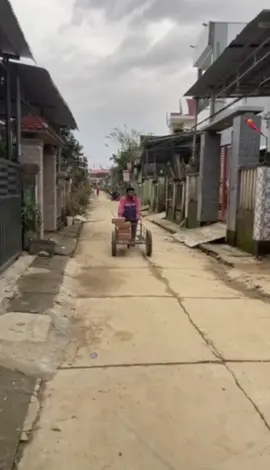 **“Thương lắm cái nghĩa của người Thượng Đức… Vừa trải qua mấy ngày bão lũ, còn chưa kịp dọn sạch bùn đất trước sân, vậy mà khi nghe tin Phú Yên, Đắk Lắk đang gặp khó, bà con lại gom góp để gửi đi. Nhìn những thùng mì, bao gạo, được xếp ngay ngắn mà tự nhiên thấy lòng ấm lạ. Mấy hôm trước, Thượng Đức còn là nơi nhận từng phần quà cứu trợ từ khắp nơi. Hôm nay, chính Thượng Đức lại là người gửi yêu thương đi tiếp. Cái tình nó quay vòng, nhẹ nhàng mà sâu như vậy đó.  Cái nghĩa đồng bào của người miền Trung – Tây Nguyên nó giản dị vậy đó. Không rầm rộ, không lời to tát. Chỉ là chia nhau chút lương thực, chia nhau tấm lòng – nhưng ấm như lửa trong ngày mưa gió. Chúng ta không giàu, nhưng chưa bao giờ thiếu nghĩa tình. Túi có ba phần thì sẵn sàng chia một, chia hai. Người vừa bước qua bão lũ nhưng trái tim thì chưa bao giờ ngủ quên trước nỗi khổ của đồng bào. Mong những phần quà nhỏ bé này đến kịp nơi cần đến. Mong bà con bình an ❤️ Video dc anh Trần Khánh Nin quay ở Đại Lãnh (cũ).  Đại Hưng vẫn đang gom hàng cứu trợ cho bà con Đắc Lắk - Phú Yên tại thôn 2 và thôn 4 ( Đại Hưng) cũ ạ ❤️ #lulutmientrung #cuutro 